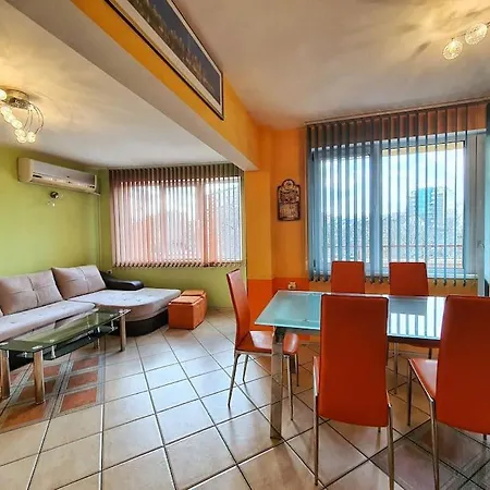 просторна всекидневна и спалня Apartment